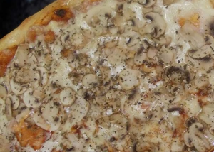 Пица фунги со свежи печурки