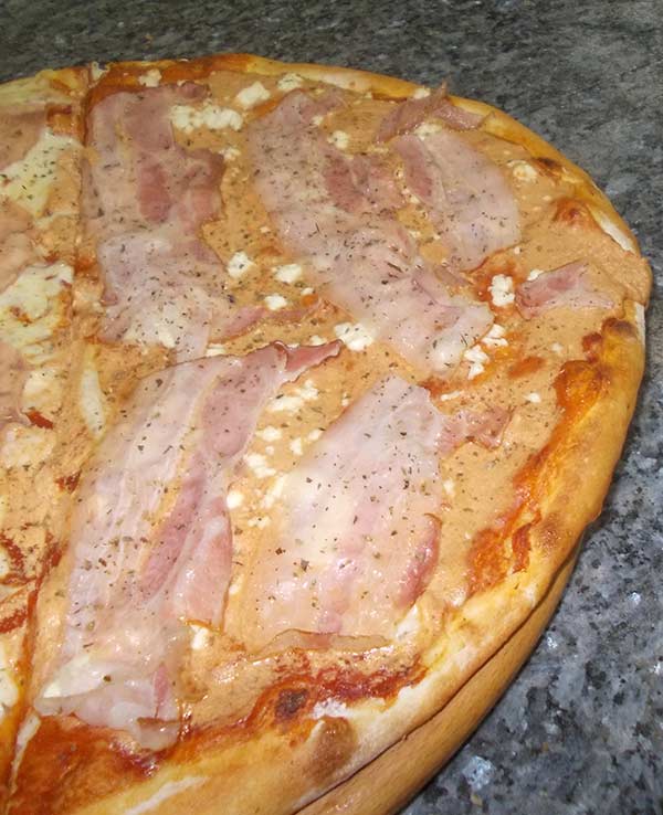 Пица Џеновезе со сланина